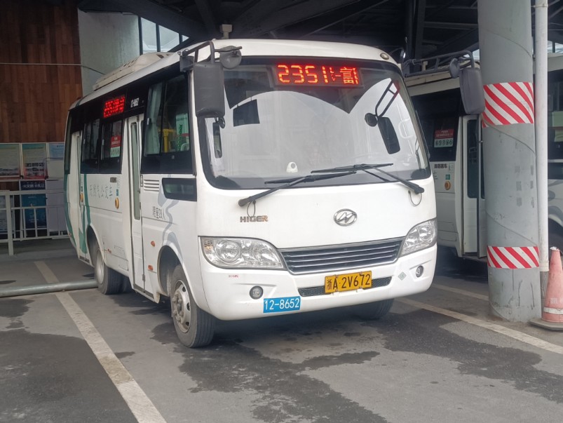 富阳公交2513常绿出站