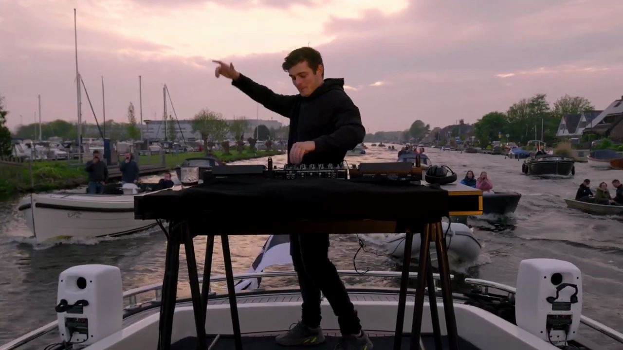 martingarrixaviciiwaitingforloveliveondutchwaters2020
