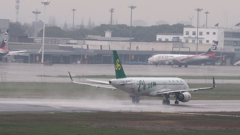 春秋航空吹水起飞