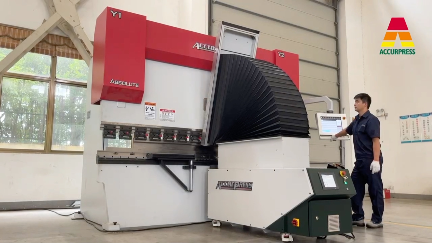 这是爱克苏州机械有限公司最新的折弯机专用板料折弯随动小车!