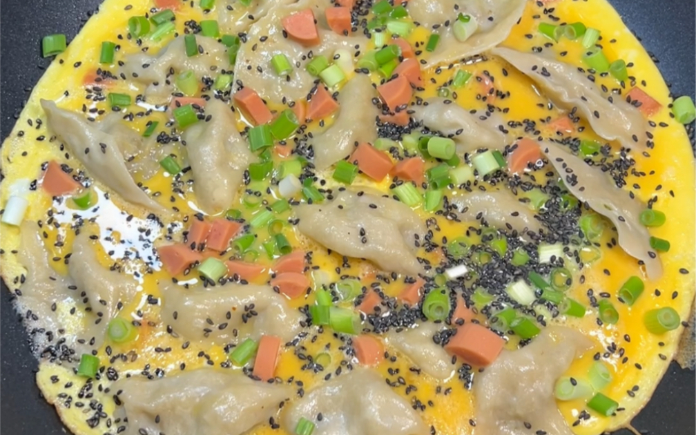 饺子不要总是煮着吃了，这么做一锅抱蛋煎饺真的是香哭了，关键做法还非常简单