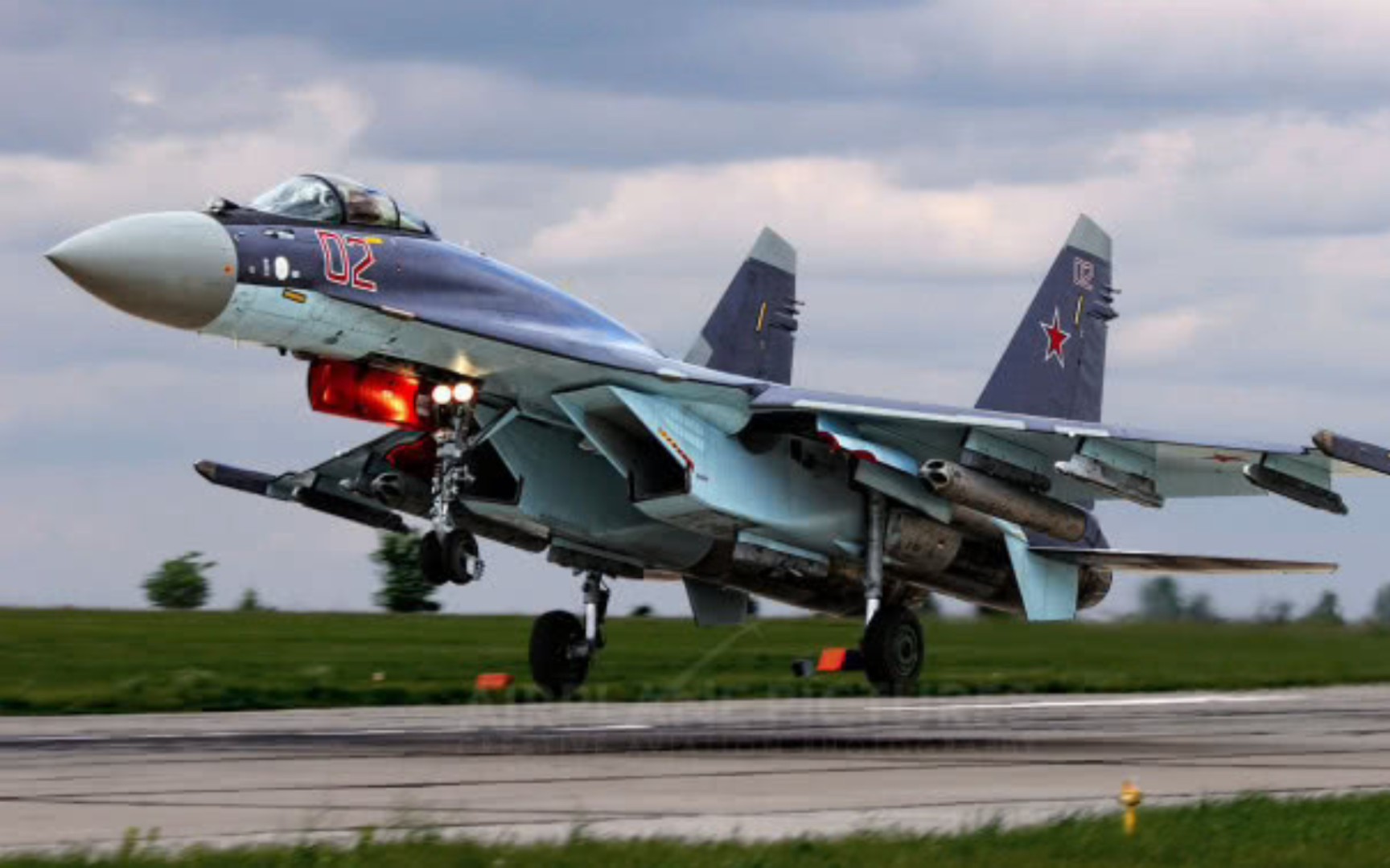 超侧卫苏-35特技航展震撼超机动