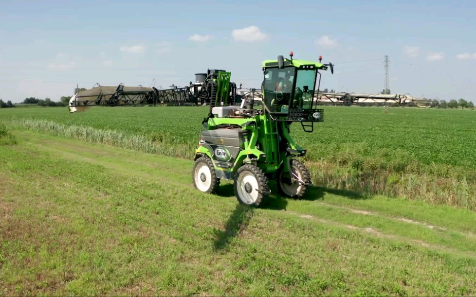 grim gt 3000自走式高地隙植保喷雾机玉米地打药作业