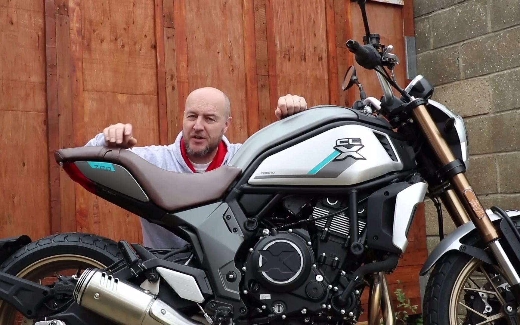 外国媒体是怎么评价春风clx700这辆摩托车的