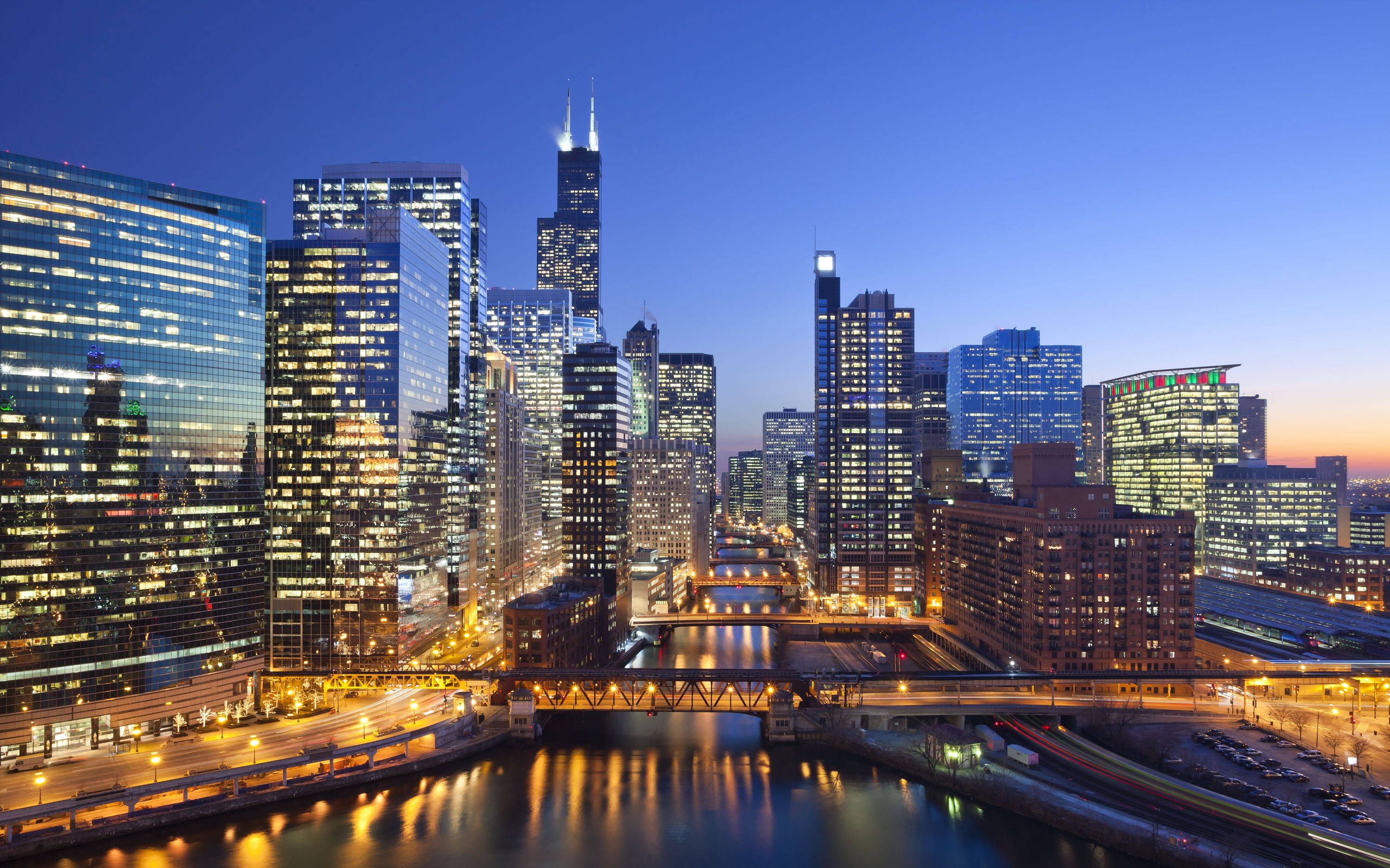 芝加哥城市市中心街道夜晚散步 芝加哥城市摩天大楼夜景灯光