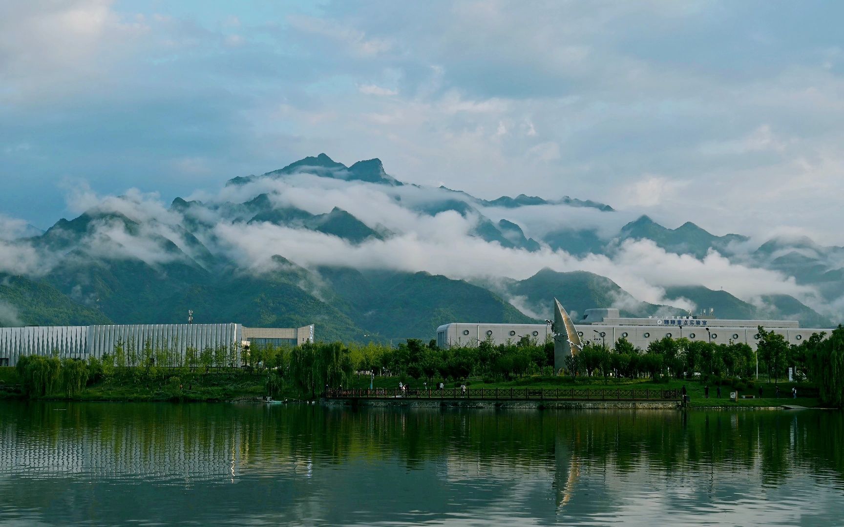 西工大里的秦岭云海