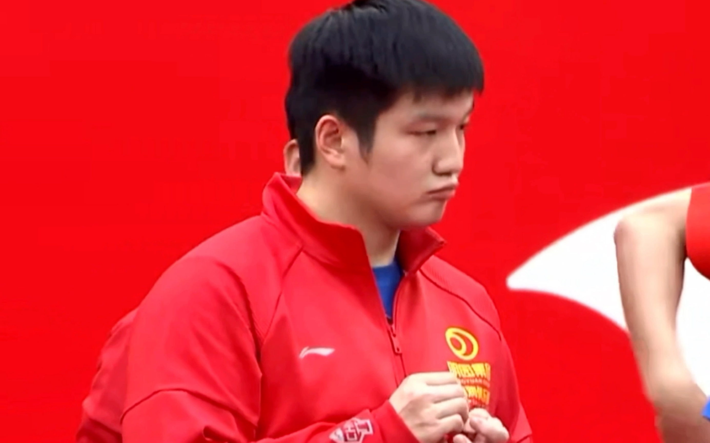 【樊振东玩手手吃手手合集】等比例放大的小胖熊猫太可爱啦!