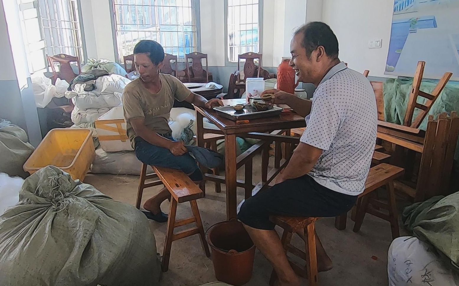 阿雄匆匆从海上赶回来,上岸找老板谈笔生意,一下子就花掉8000多