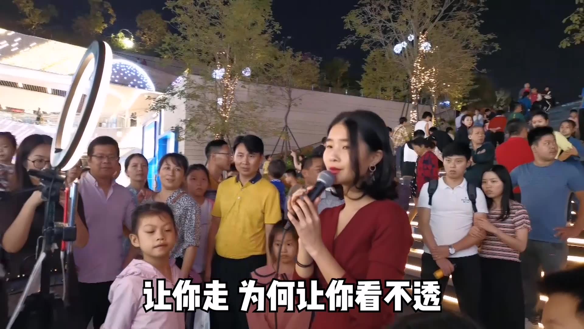 [图]广东美女广场演唱张学友的粤语经典《只想一生跟你走》现场人山人海