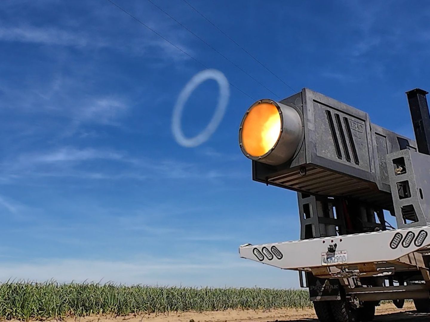 史上最大的空气炮,被它击中会发生什么?有趣的一幕发生了