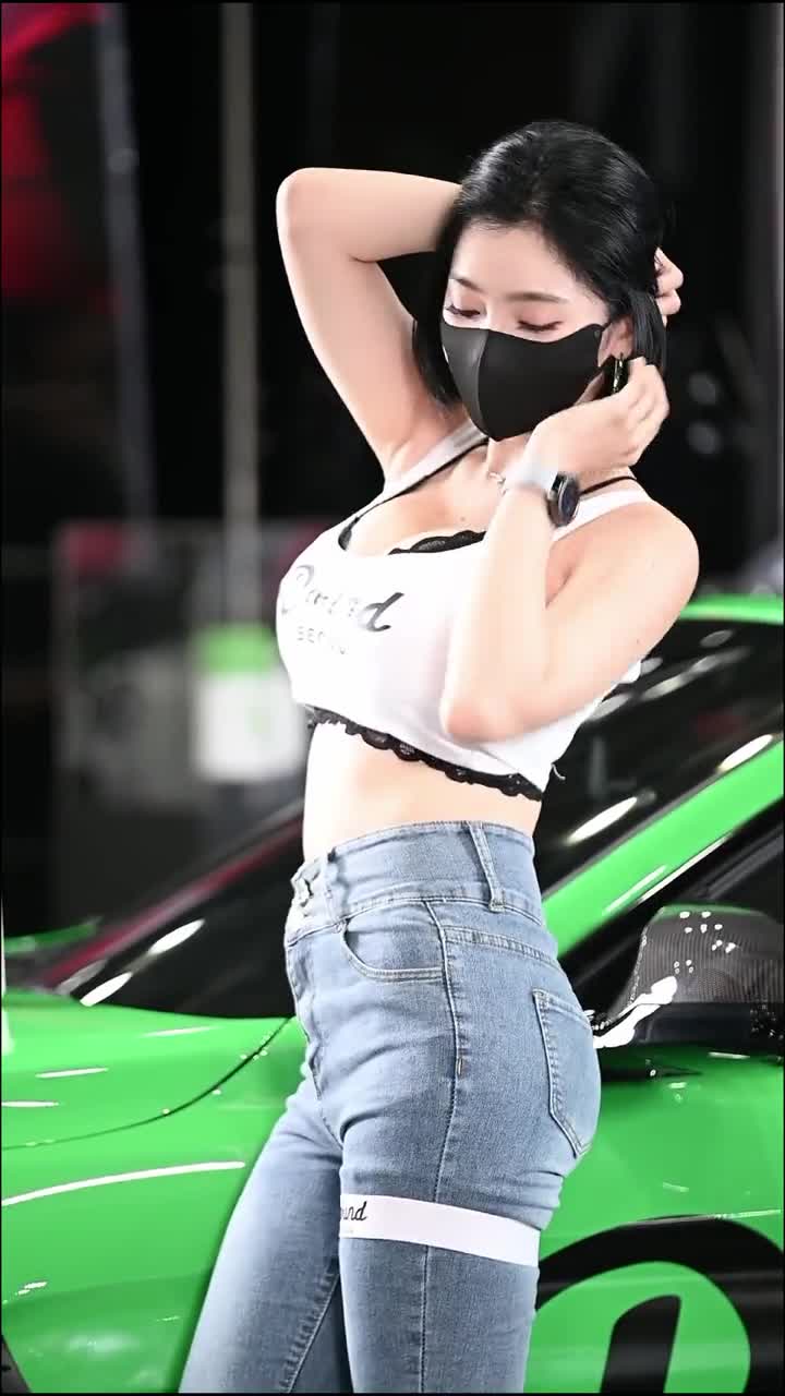 韩国美女车模牛仔裤图片