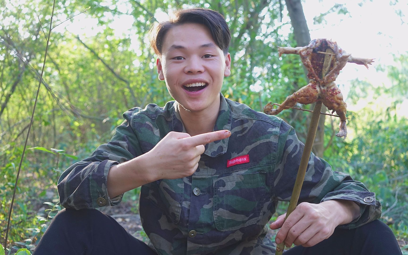 农村小伙第一次吃田鸡,开心到合不拢嘴!