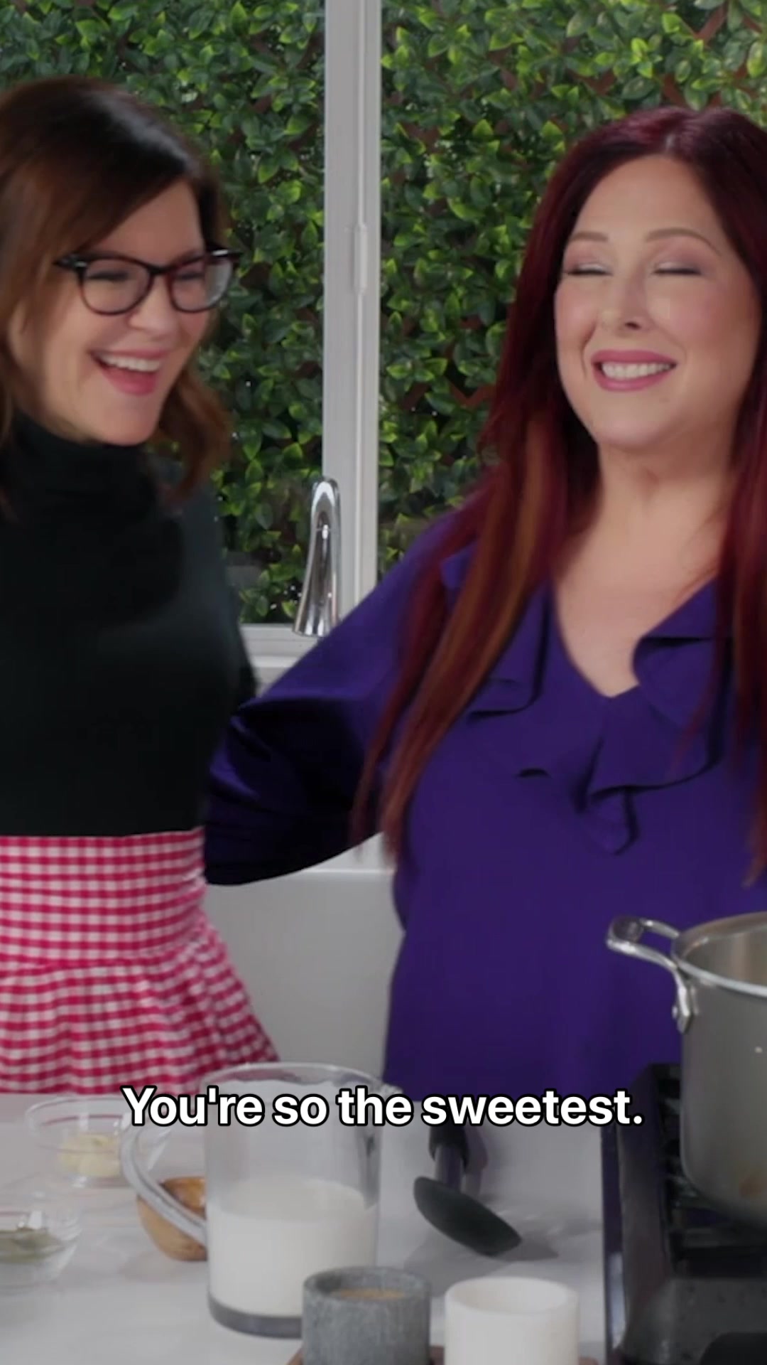 Lisa Loeb and Carnie have ＂f***ing awesome＂ kitchen chemistry on Sounds Deliciou哔哩哔哩bilibili