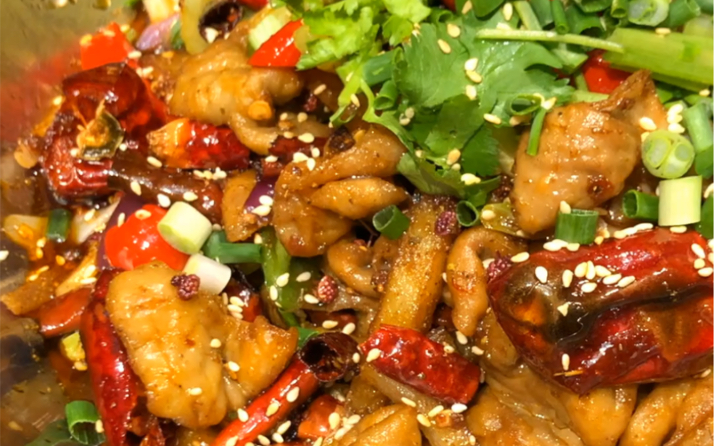 干锅肥肠配方:豆瓣10克,盐3克,干花椒5克,干辣椒节30克,火锅底料15克