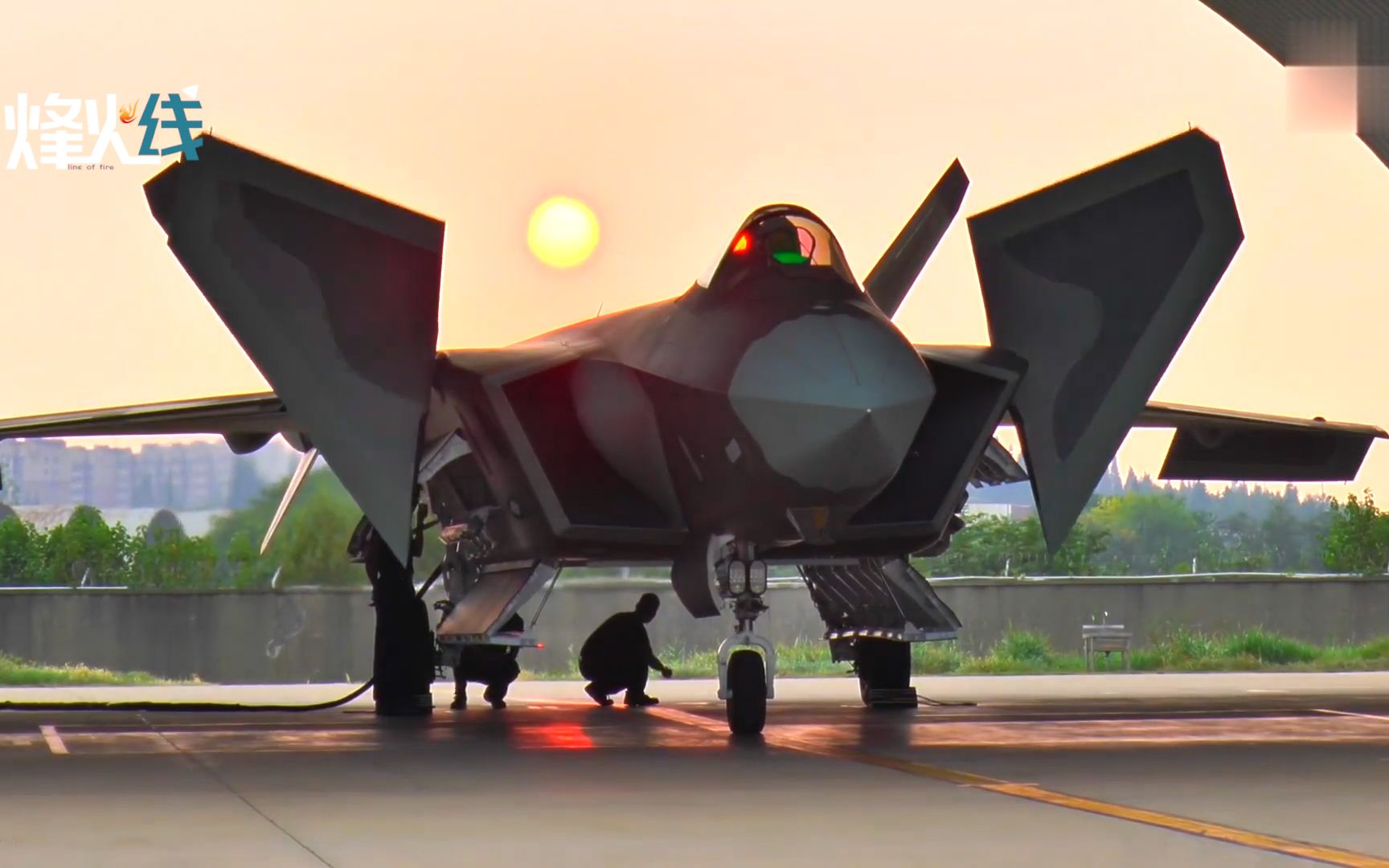 歼20地面启动画面罕见曝光:鸭翼灵动 科幻感十足!