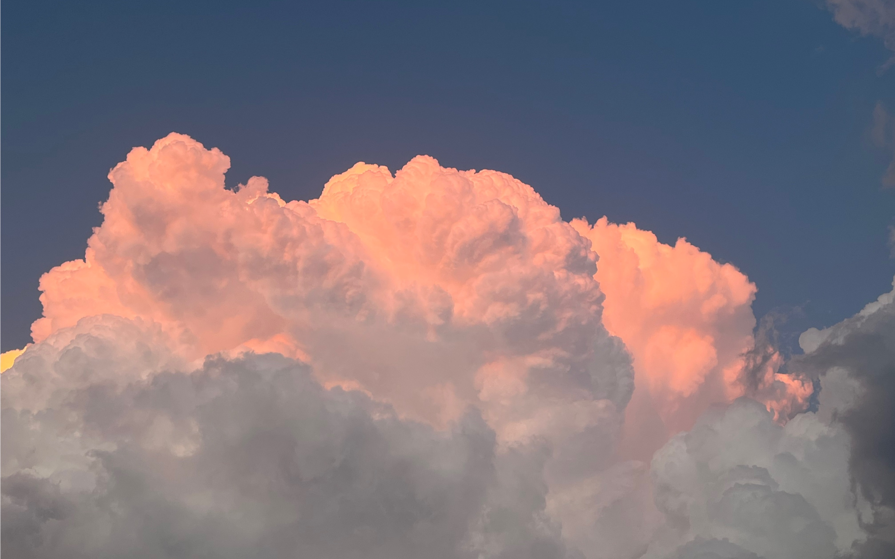 嘿,云朵里谁家手电筒忘关掉呢?