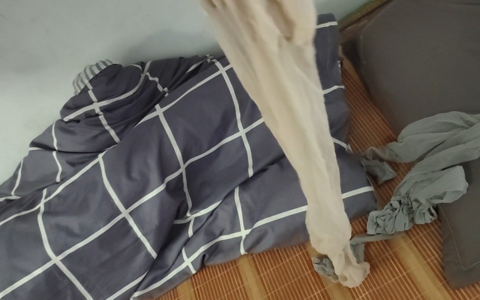 美女租客退房了,来检查房间,睡床袜子都不要了,有钱人