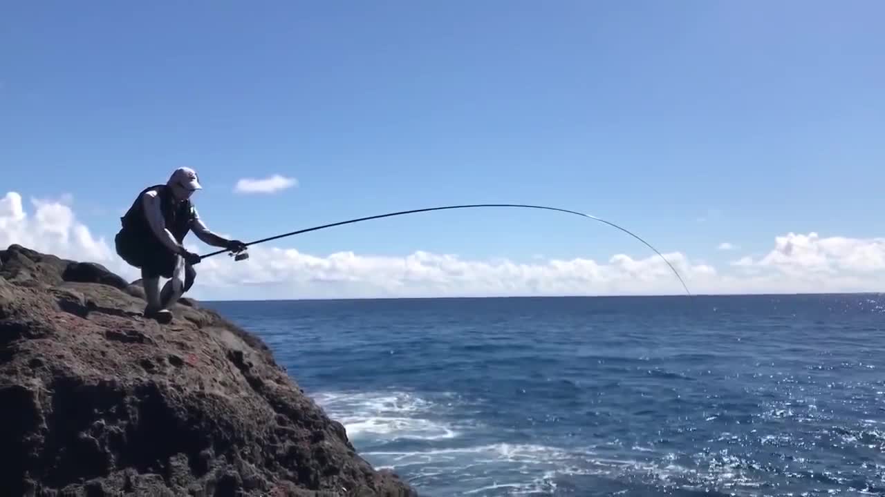 矶钓中鱼,看鱼竿弯曲弧度,这鱼一定不小!