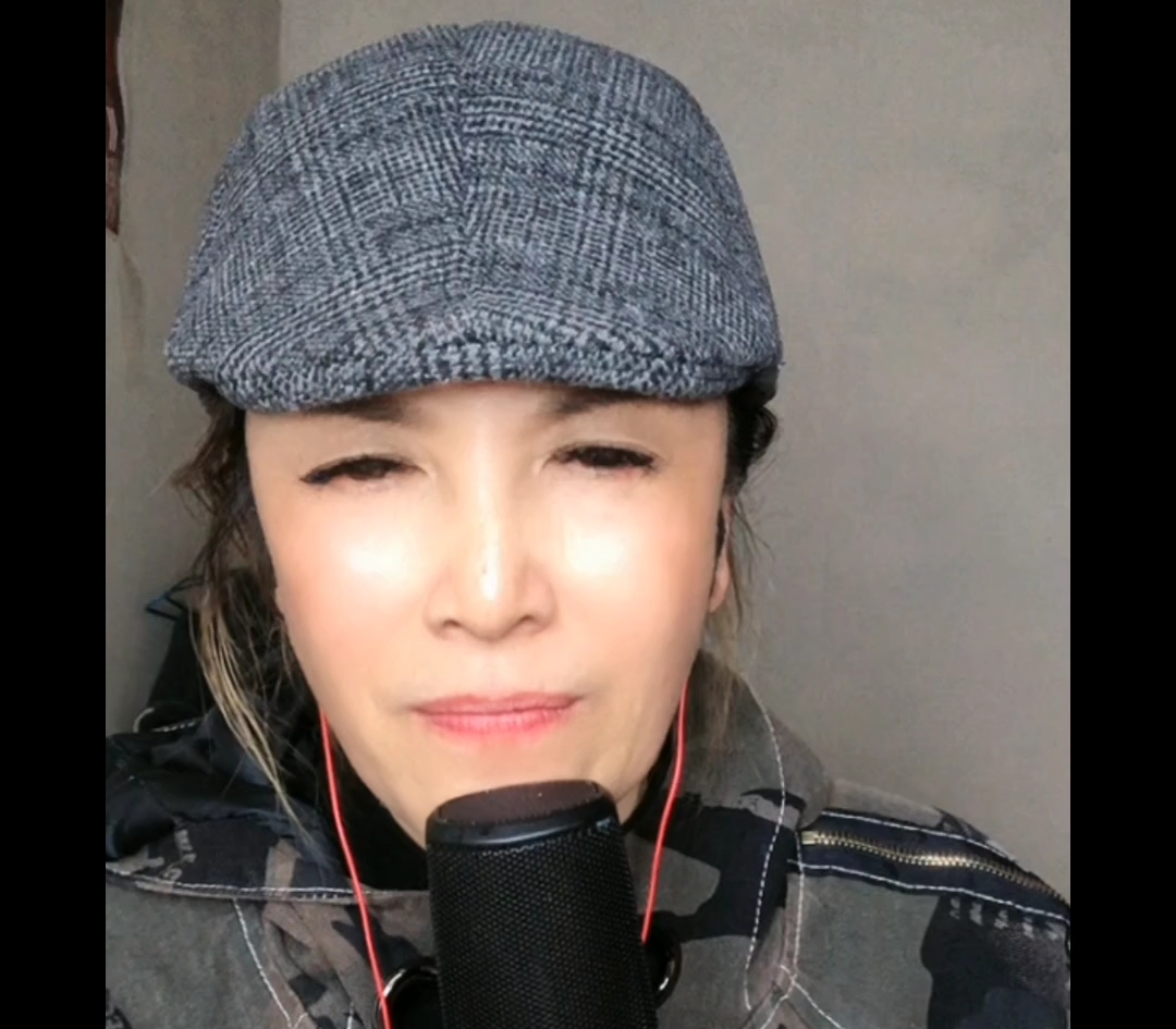 "刘翠霞,你上麦说你在嘲笑什么"那艺娜很正经的再说话被嘲笑