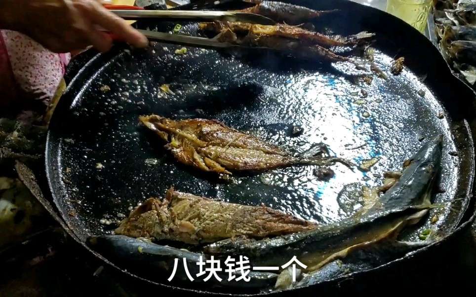 鲅鱼卷煎饼,8元一个,临沂夜市特色小吃,有吃过的吗?看看这是不是鲅鱼哔哩哔哩bilibili