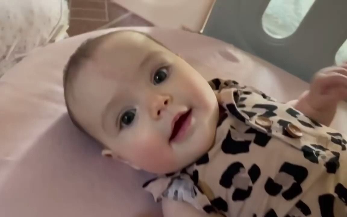 lizkatzfamilyvlog戴着兔耳朵的小公主真可爱