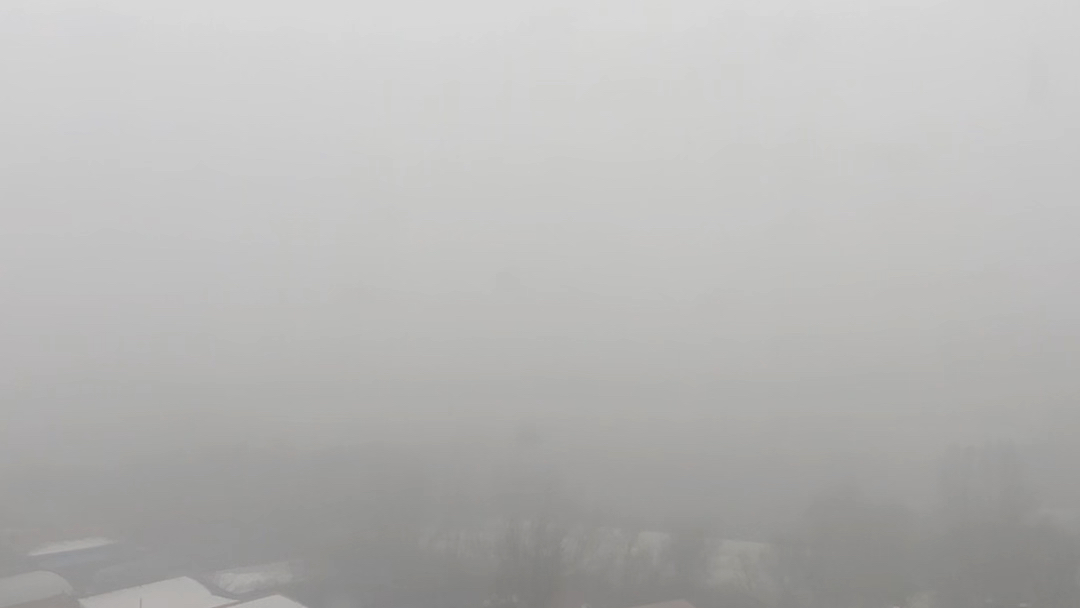 小雪节气到,大雾来笼罩.雪是没等来,雨点滴滴落.