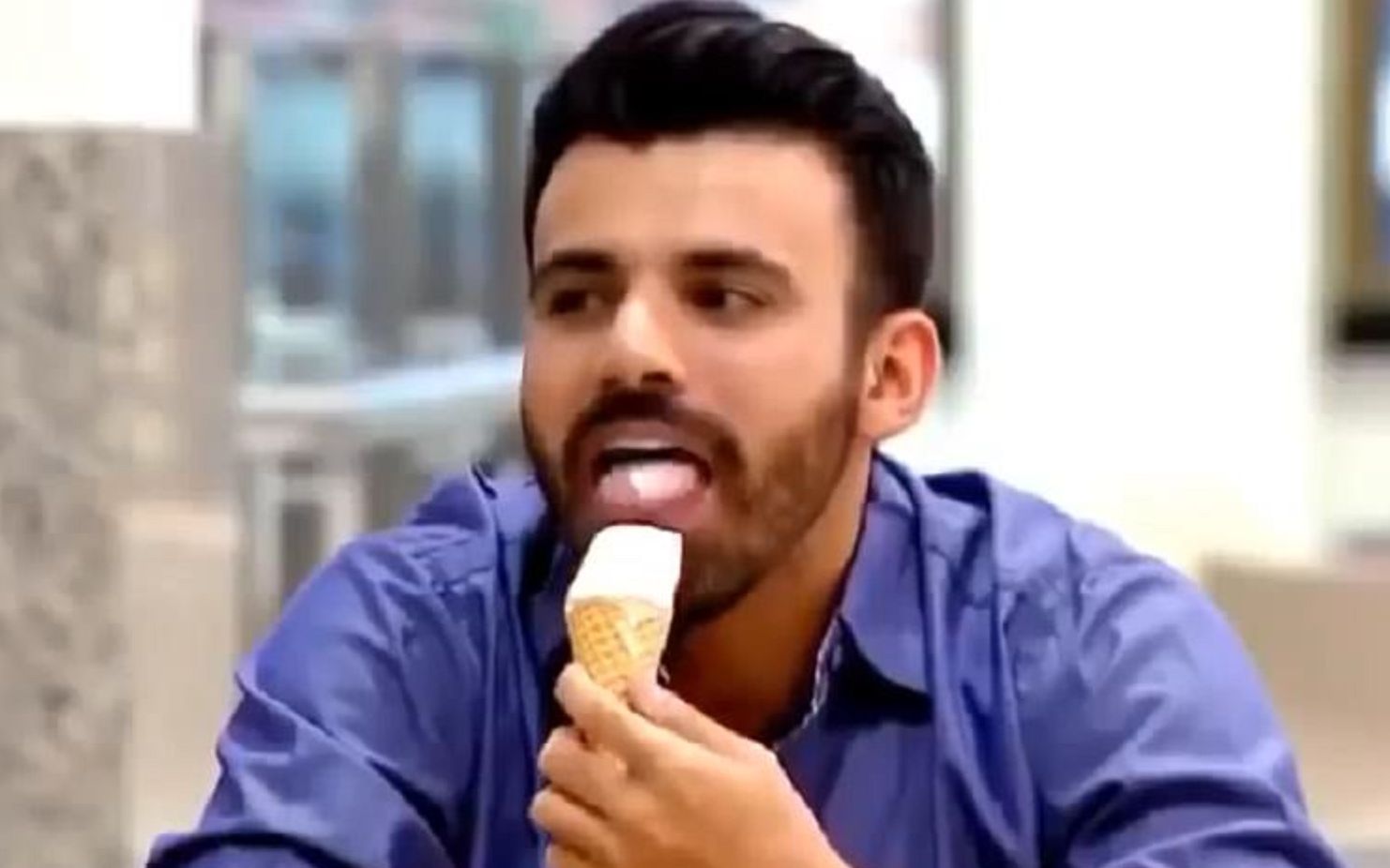 【社会实验】盲人帅哥吃冰淇淋被路人误以为在暗送秋波!