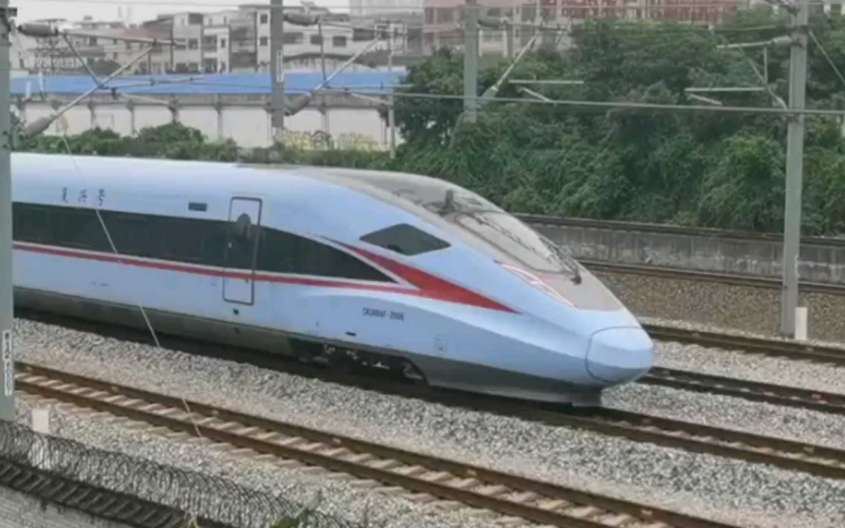 【中国铁路】复兴号d2811与和谐号c6826的弯道追逐赛!