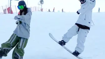 Скачать видео: 现在滑雪送男朋友，快来呀