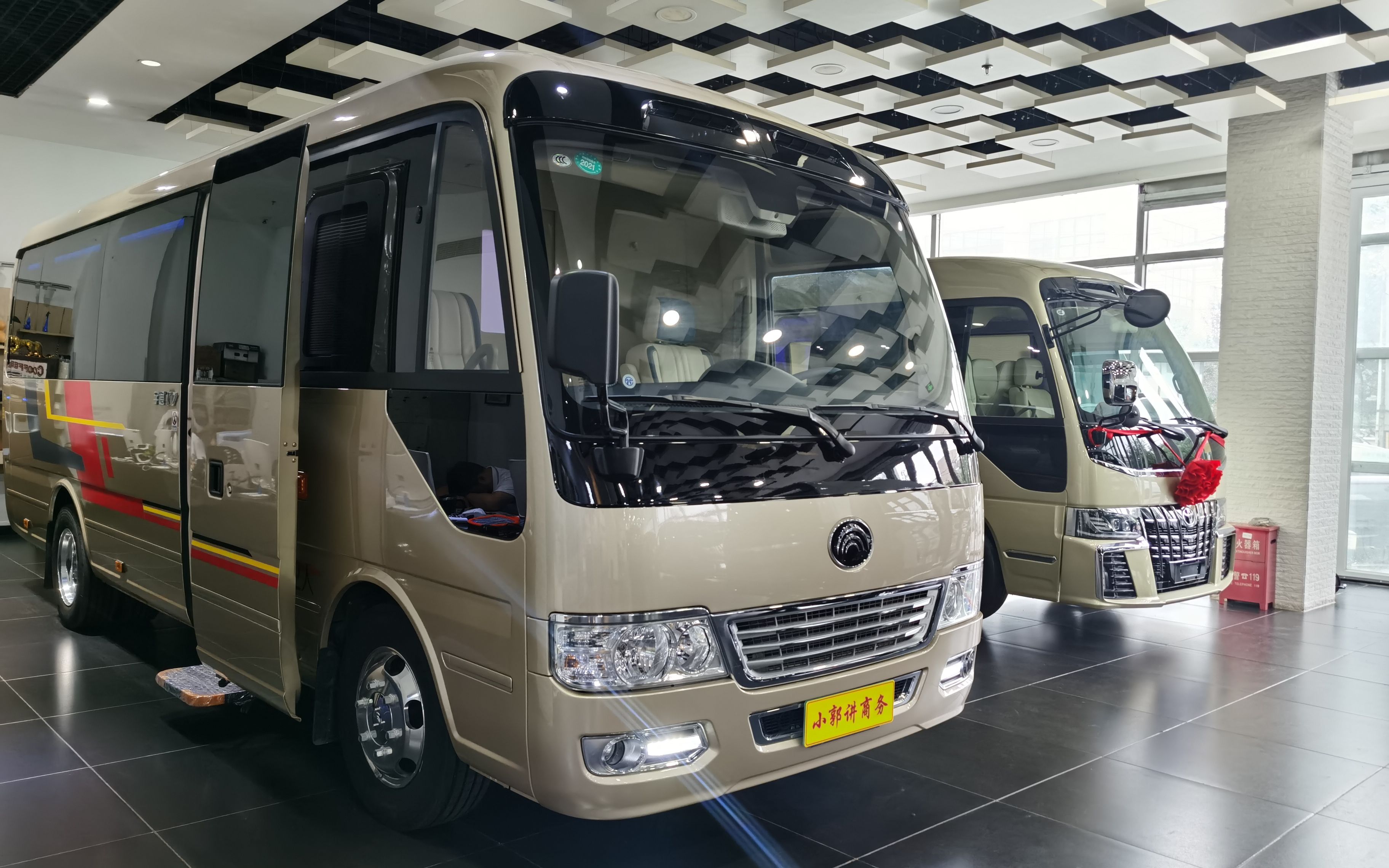 宇通t7和考斯特您会选谁?带您揭秘12座宇通t7祥云红木典藏隔断版