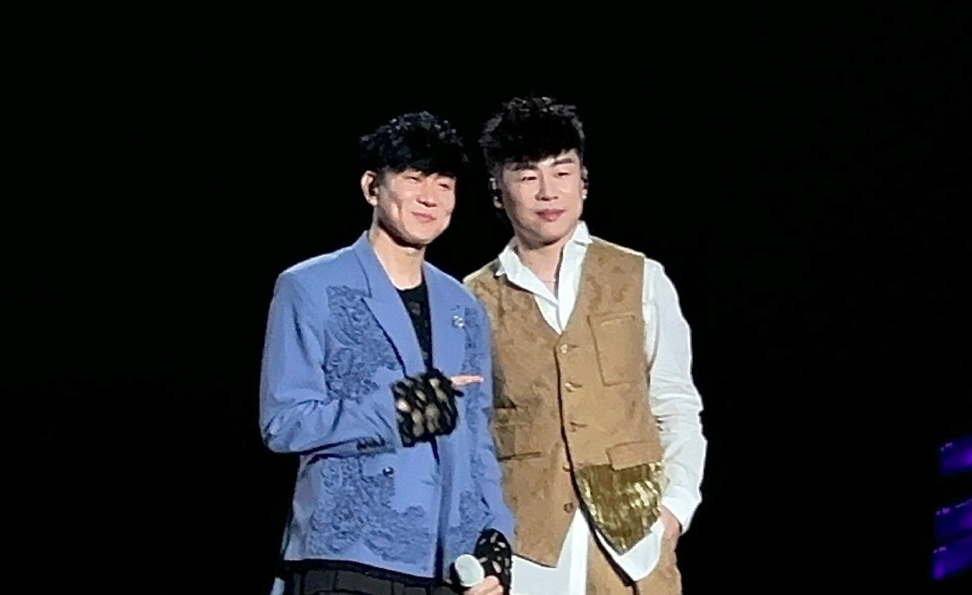 林俊杰演唱会嘉宾是胡彦斌,合唱男人ktv和黑白!