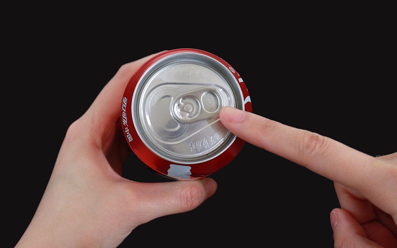 易拉罐拉环断了打不开?只用一张纸轻松开罐,方法太聪明了