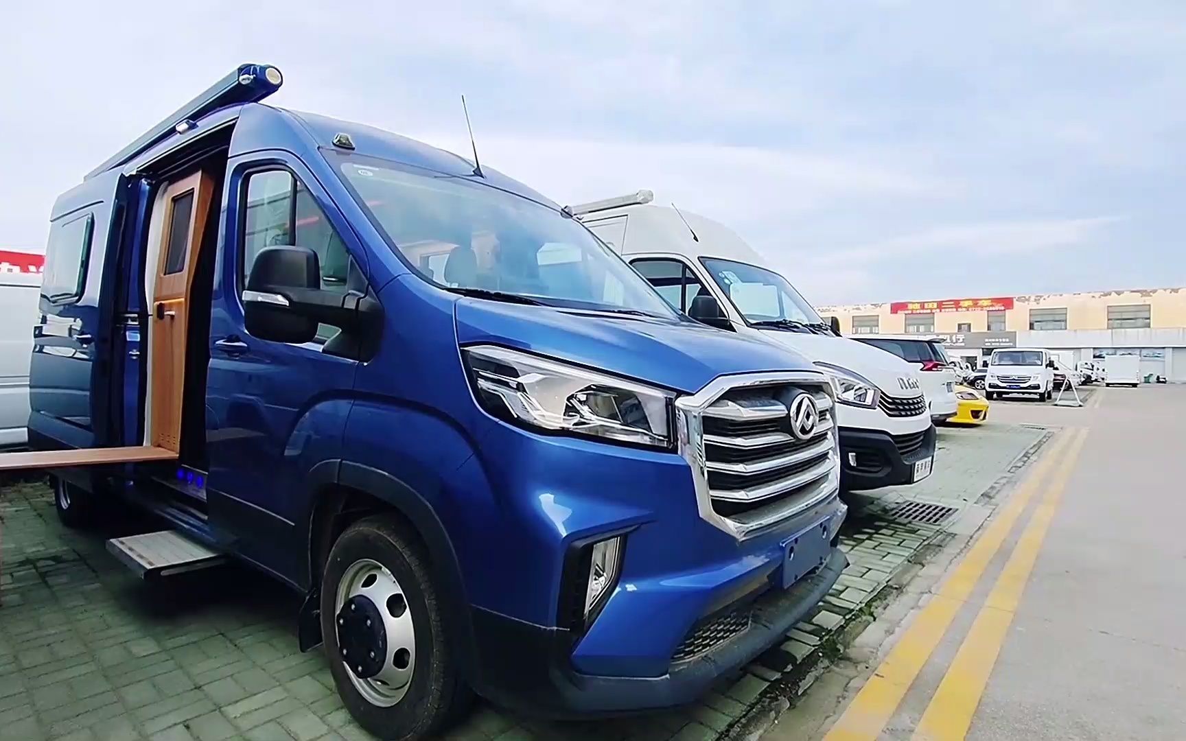 上汽大通v90改装内饰独立厨卫横置大床适合老百姓