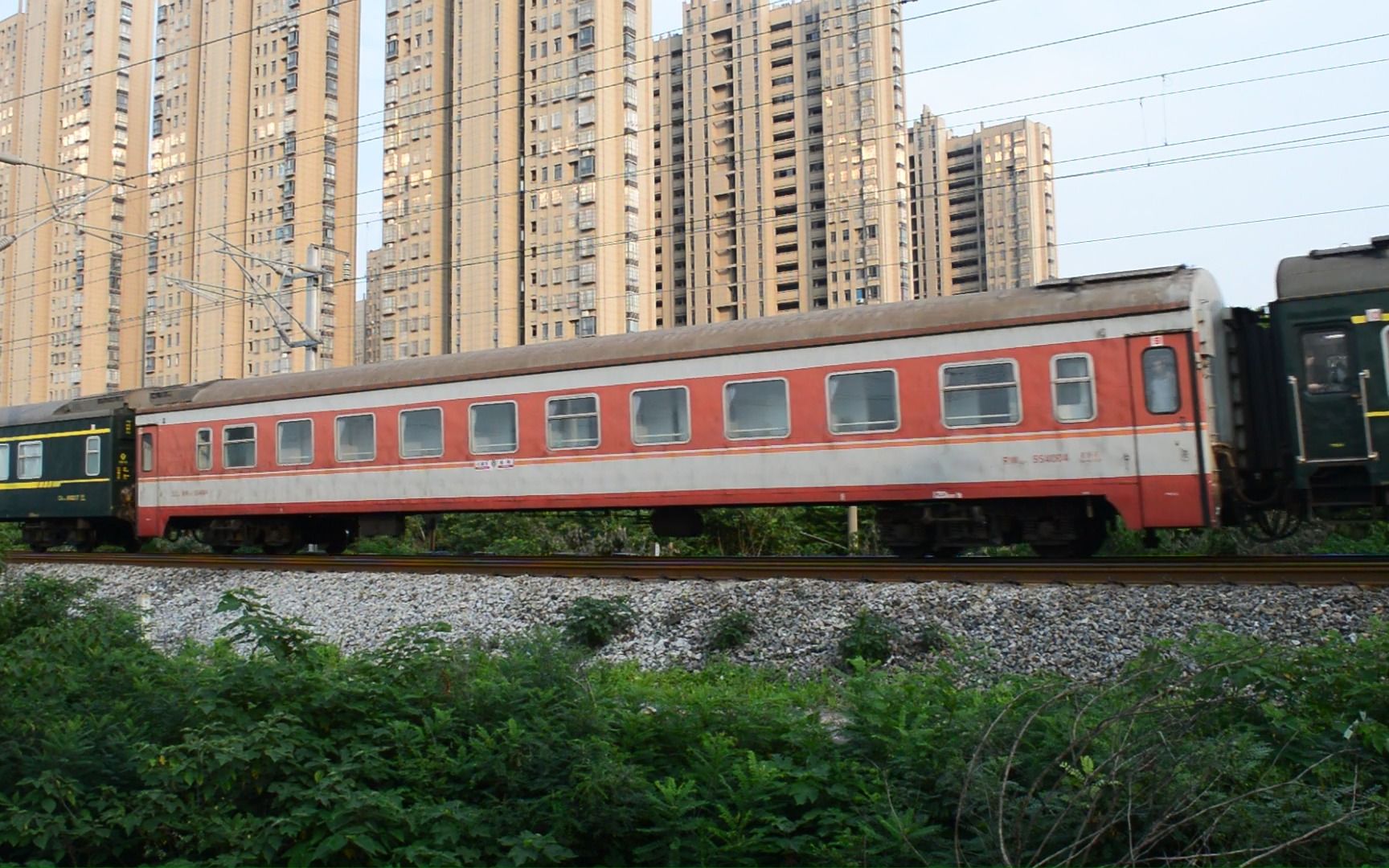 【老视频】上局合段df11-0021牵引客车k1264通过罗岗,编组4辆rw,其中