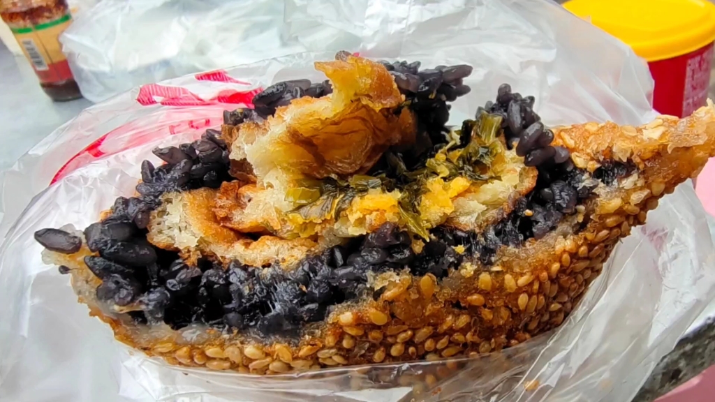 我也吃到了南京的麻团乌米饭团辣