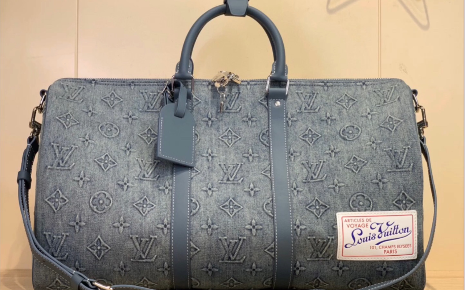本款 keepall bandoulière 50 旅行袋为褪色丹宁布压印 monogram
