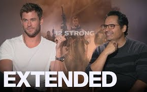 [图]'12 Strong' Stars Chris Hemsworth And Michael Pena Debate The "Hottest Chris"