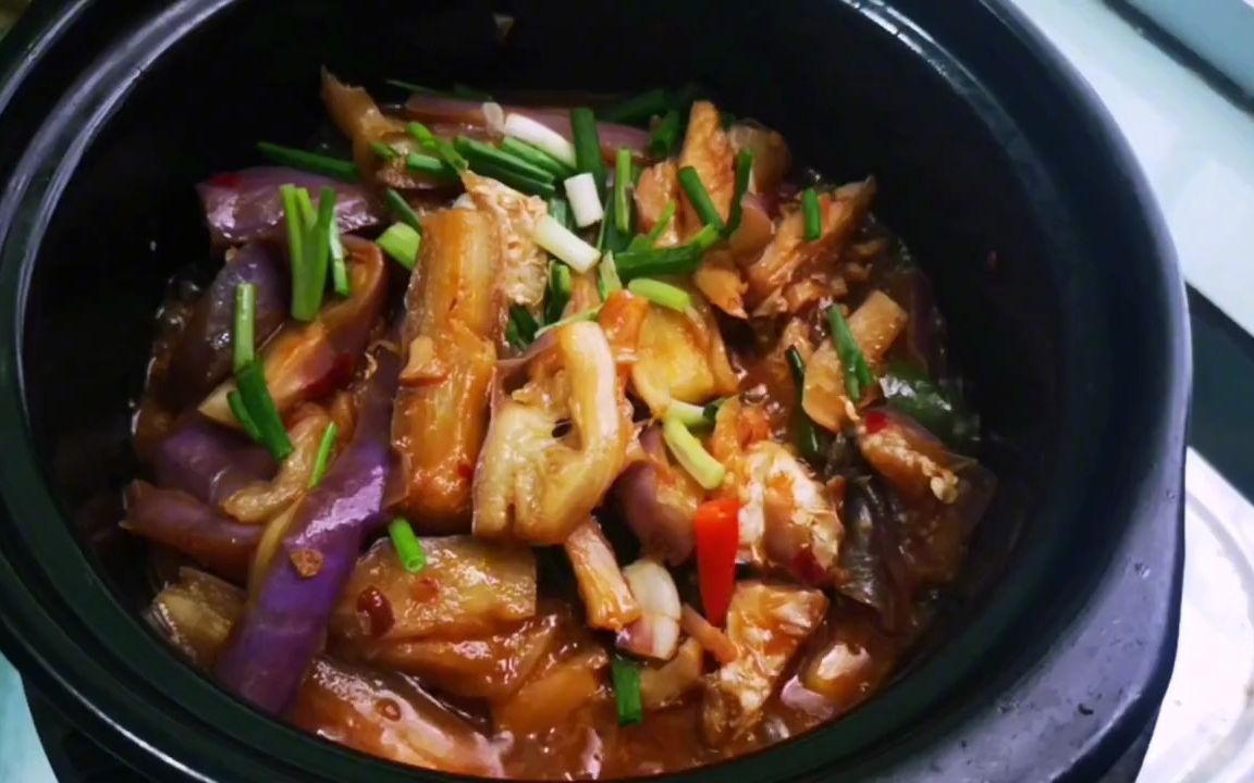家常咸鱼茄子煲太好吃了,做法简单出锅香气扑鼻,配上米饭太赞了