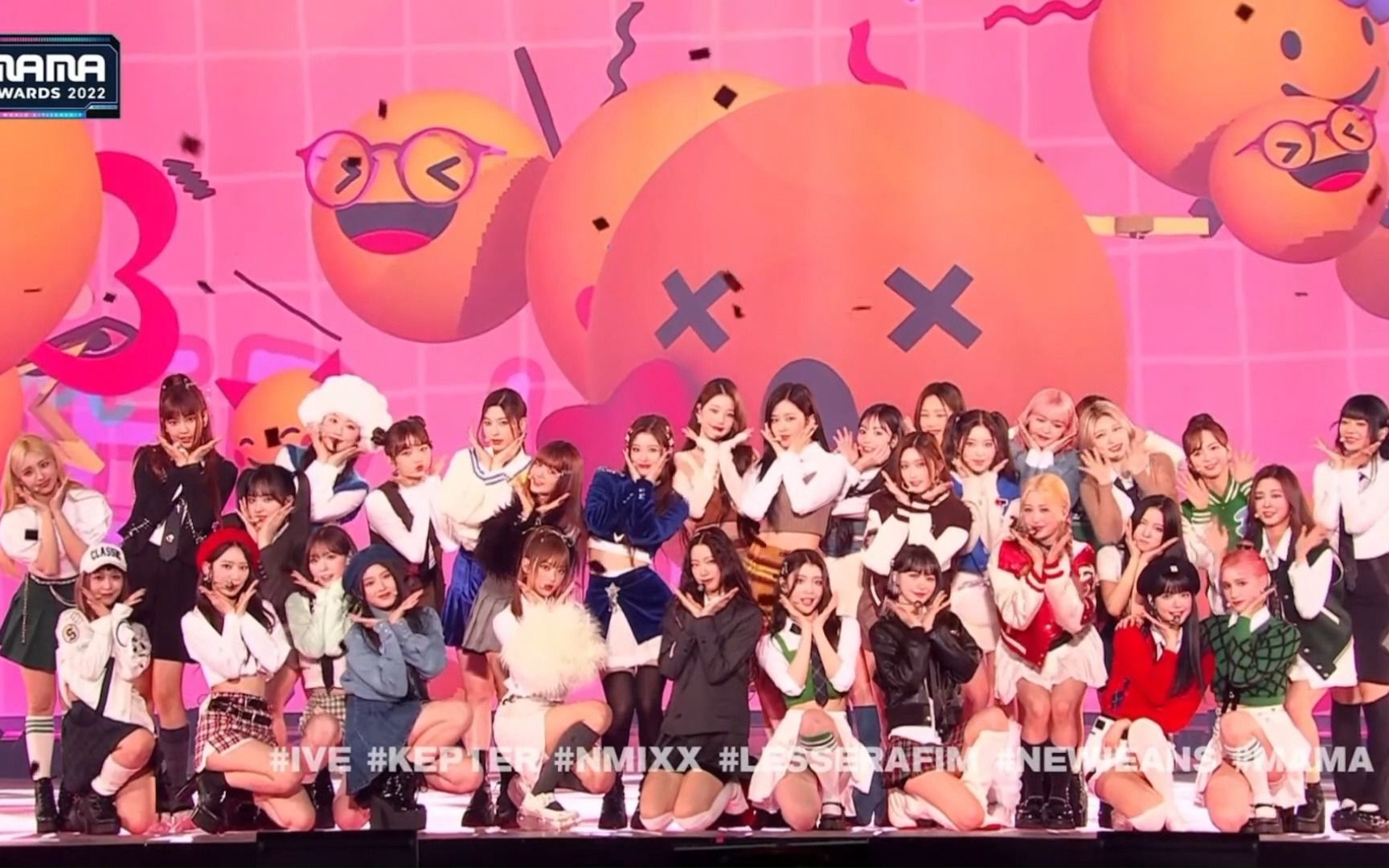 [图]【MAMA】女团32人合作舞台《(TWICE)Cheer Up+各团出道曲》IVE+Newjeans+LE SSERAFIM+Kep1er+NMIXX