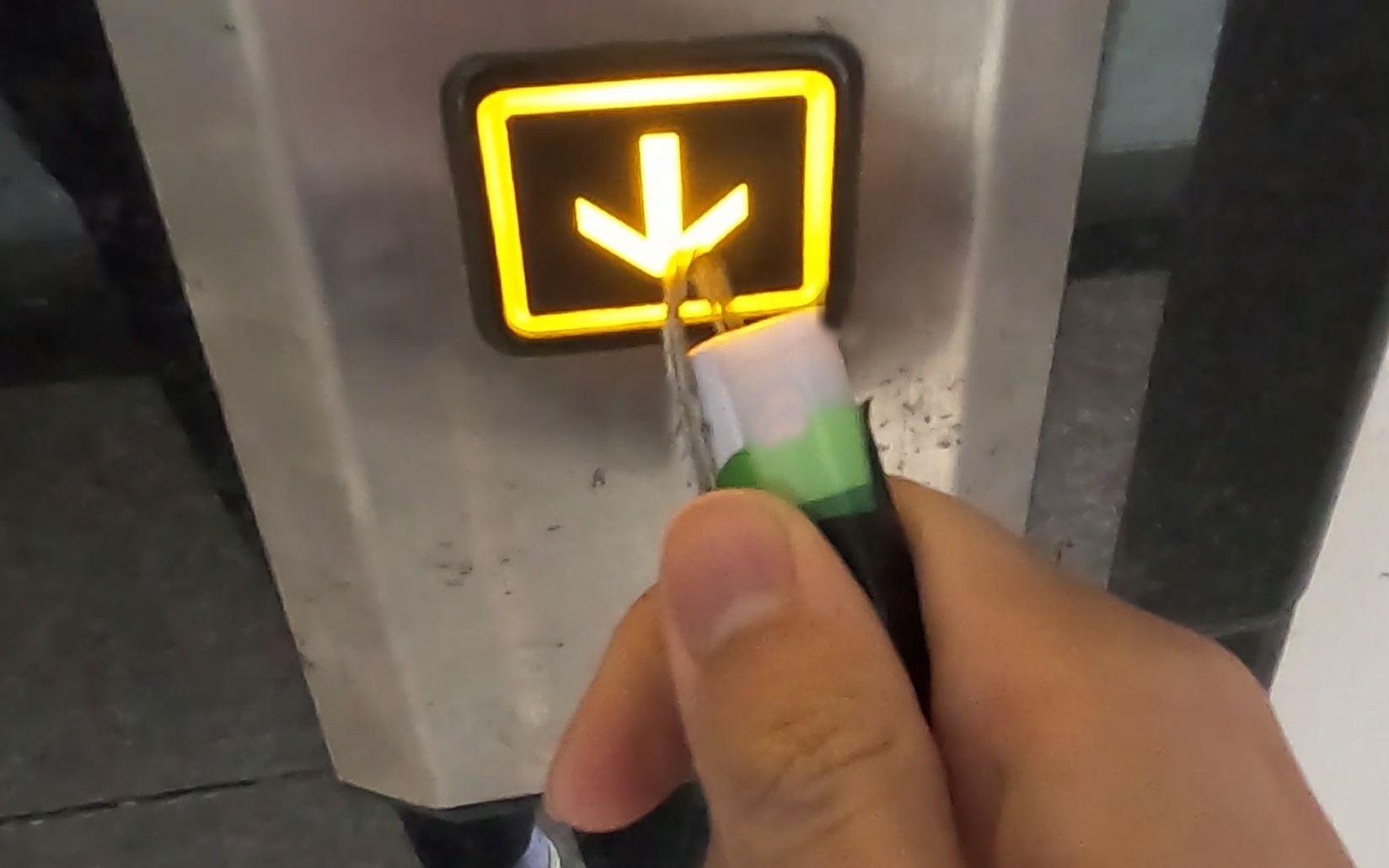 鬼才!按电梯神器,新冠肺炎期间 人人都要有 还带消毒