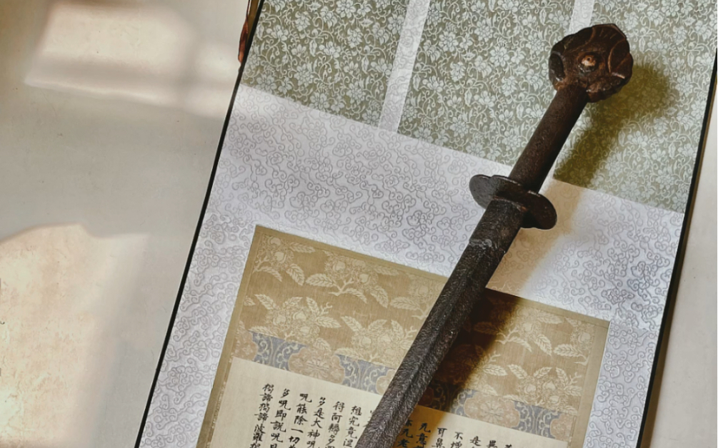 好久没更,欣赏一支带有中古特征的早期明剑,收腰内弧,双浅瓦夹一细槽