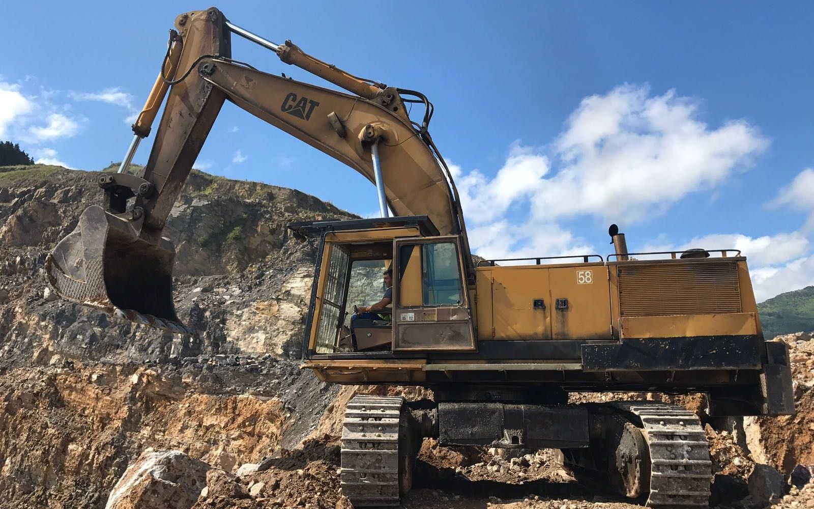 搬运视频工程机械古董级别的卡特彼勒245型履带式挖掘机你见过吗