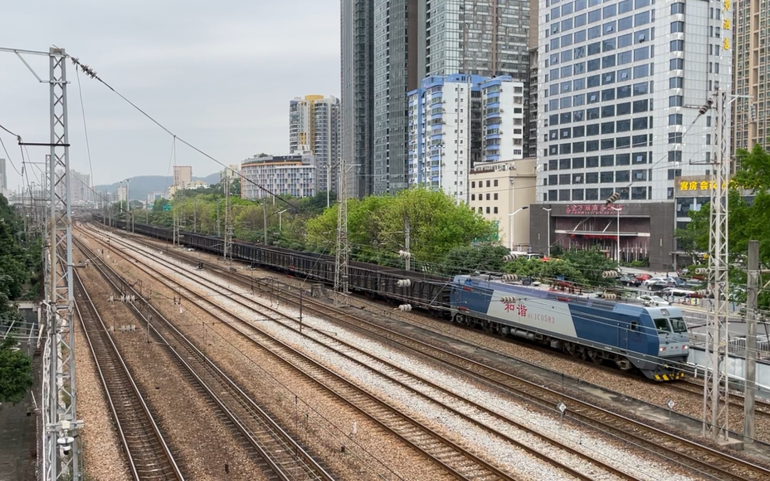 广深线4分钟通过4趟列车广铁株段hxd1c0583牵引47辆敞车crh1a1001动车