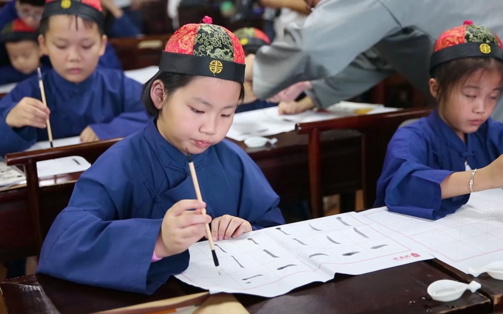 [图]鲁迅故里景区研学游活动丰富多彩 感受鲁迅小时候上课情景 鲁迅小时候的私塾教育 孩子们大开眼界