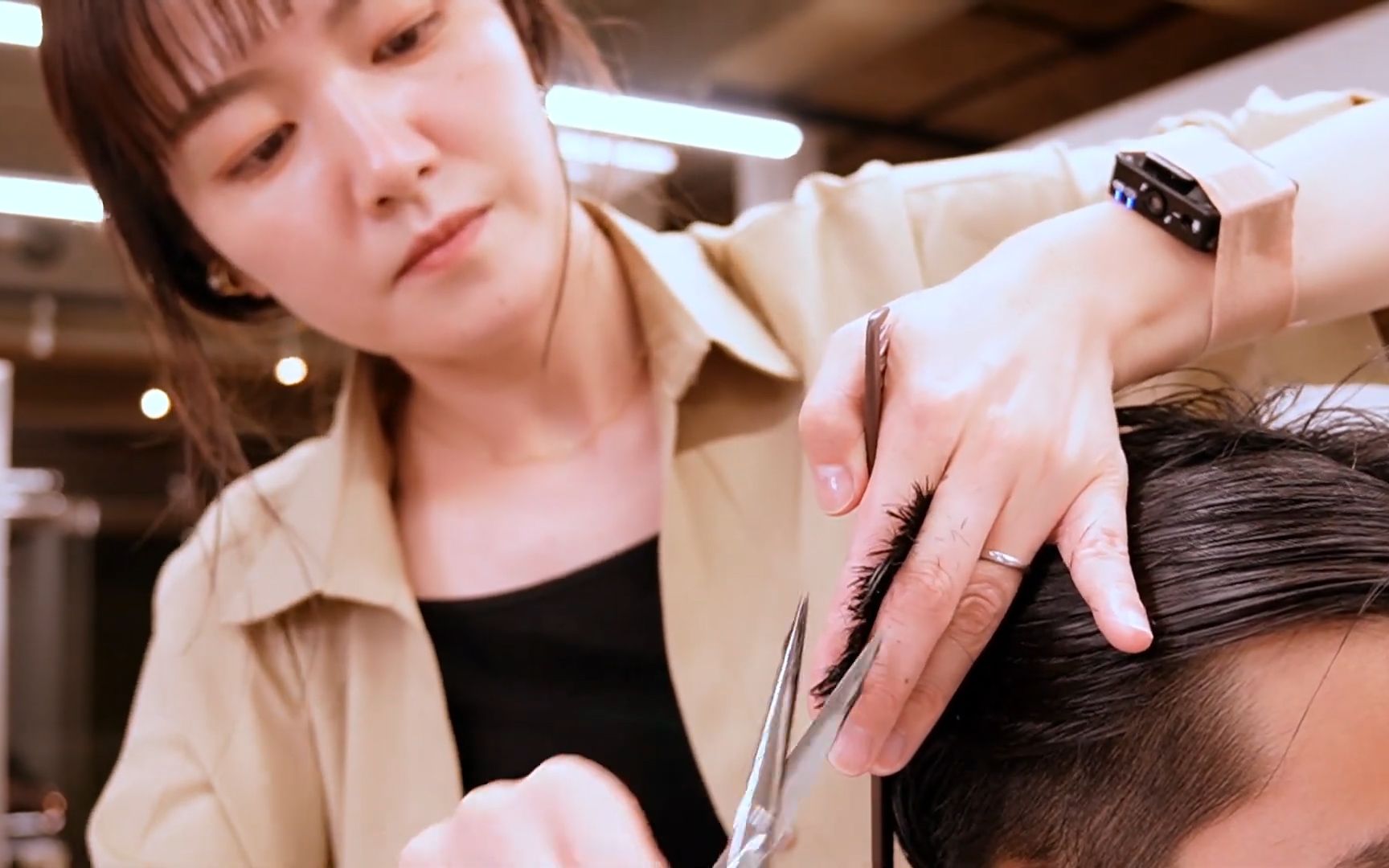 看着就觉得非常享受 日本理发店 女理发师洗头按摩理发