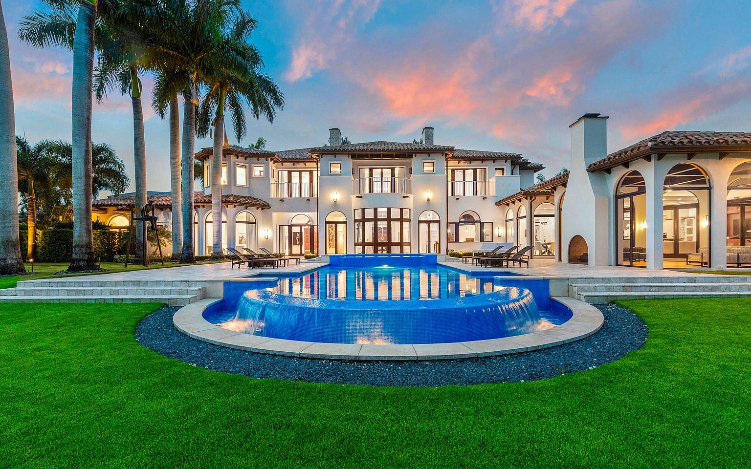 在佛罗里达州博卡拉顿的一座地中海风格临水别墅|8808 twin lake dr