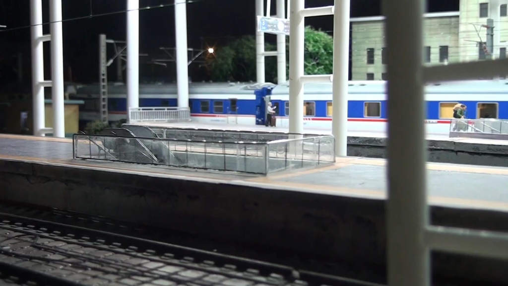 车站拍到了一列原色25k,没刷绿要扣钱了.