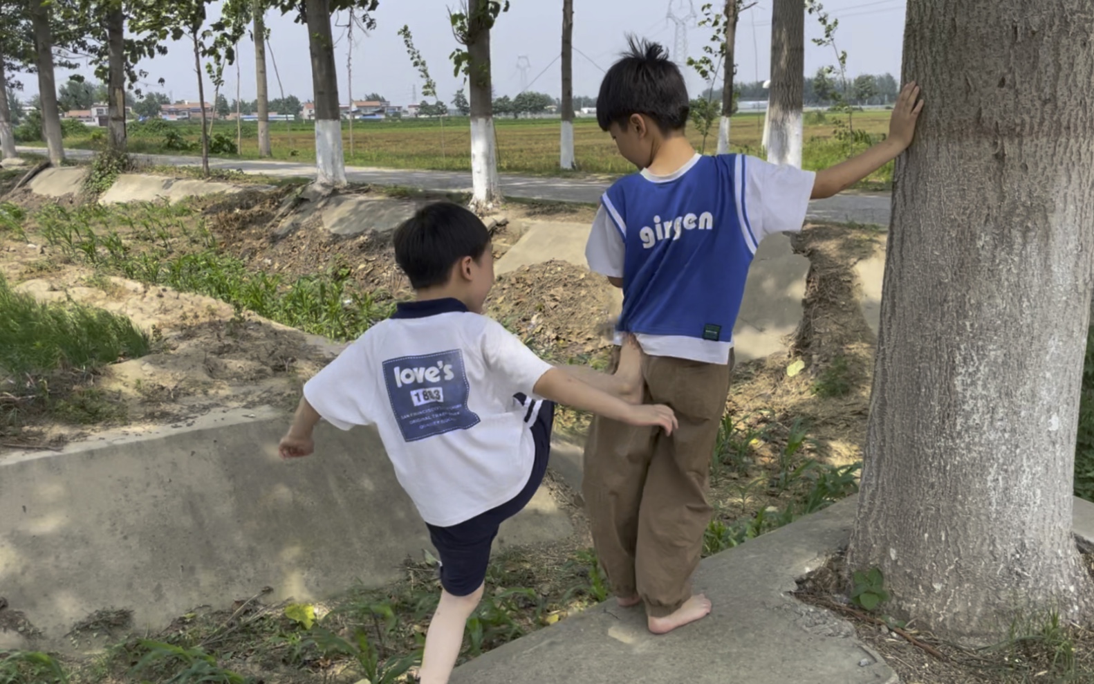 [图]互相打屁股！一会演变互相踹屁股？老大不讲武德被我逮着他用嘴狠狠的咬了我？王奕程也踢了他