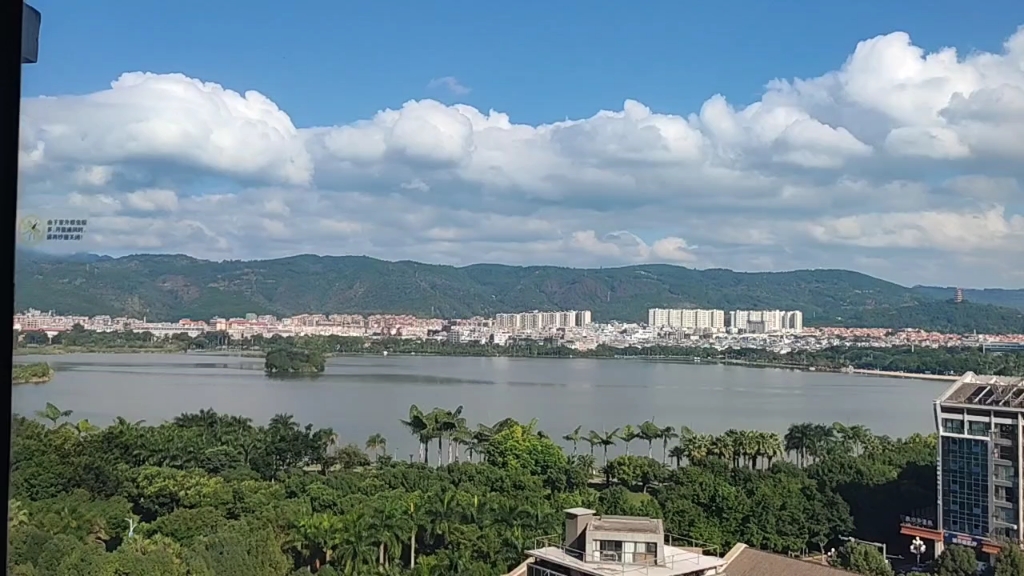 弥勒湖泉湾一号的小区风景美,我住的小区物业服务到位,生活安逸