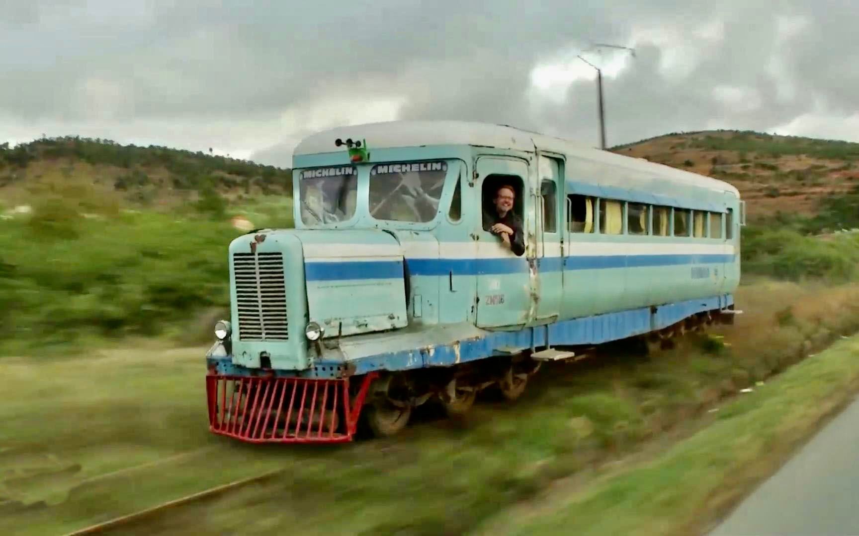 坐着百年前设计的米其林轮胎火车 在铁路上跑真是太好玩了!